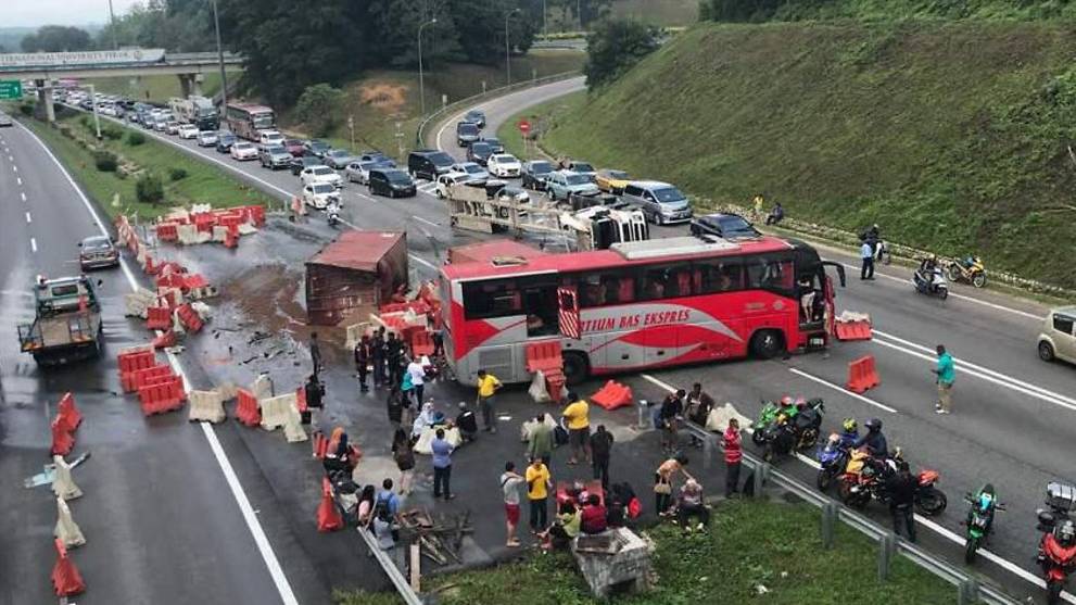 3 Killed In Johor Collision Involving Express Bus Two Lorries Cna