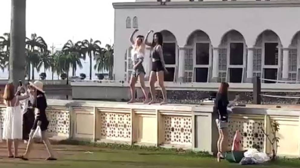 Chinese Tourists Fined Rm25 Each For Dancing At Kota Kinabalu Mosque Cna