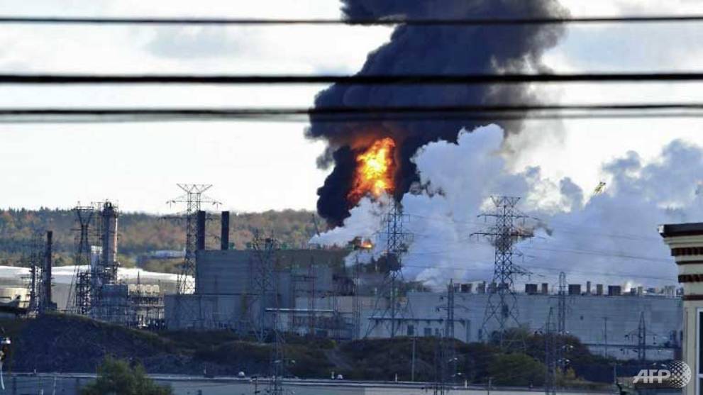 Explosion and fire at Canada's largest oil refinery CNA