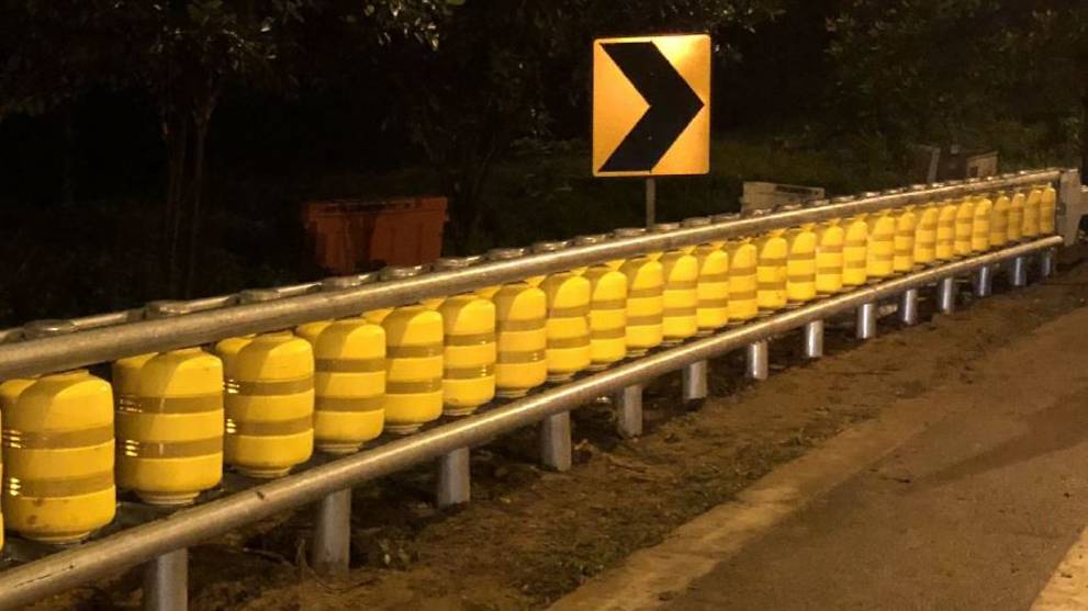 LTA trials roller barriers along high-risk road bend on expressway - CNA