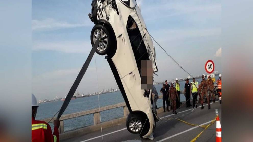 Penang Bridge Accident Rescuers Retrieve Car That Fell Into Sea Cna