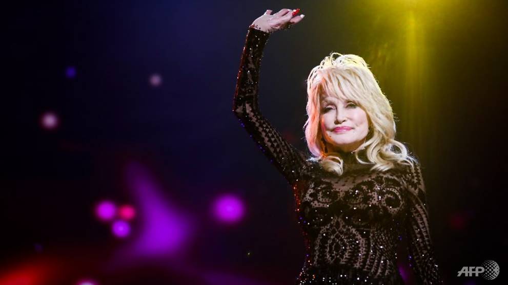 991px x 557px - Dolly Parton raises laughs with hillbilly and porn jokes at ...