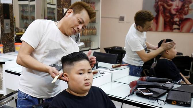 vietnamese-barber-marks-summit-with-free-trump-kim-haircuts-4.jpg