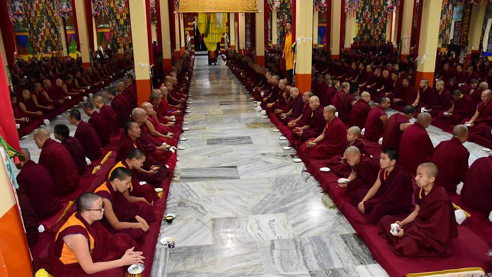 sera-jey-monastery-monks.jpg