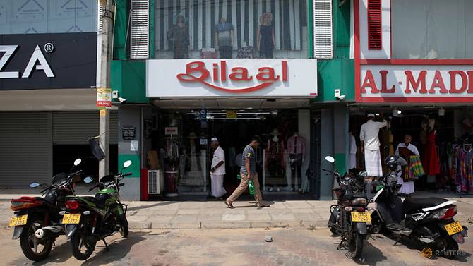 shops-owned-by-muslim-businessmen-are-seen-in-a-market-in-batticalao-7.jpg