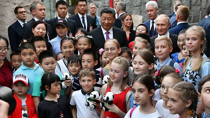 russian-president-vladimir-putin-and-chinese-president-xi-jinping-visit-the-moscow-zoo-9.jpg