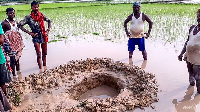 india-farmers-shocked-as-suspected-meteorite-crashes-into-rice-field.jpg