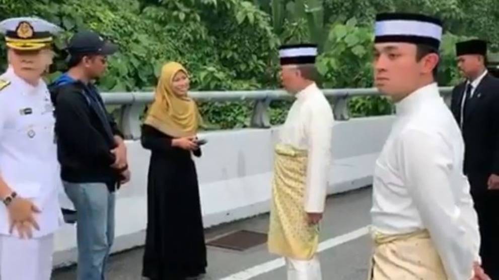 Malaysian king again stops motorcade to check on car ...