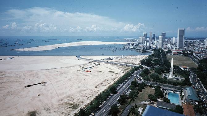 reclamation-work-at-marina-bay-in-1977.j