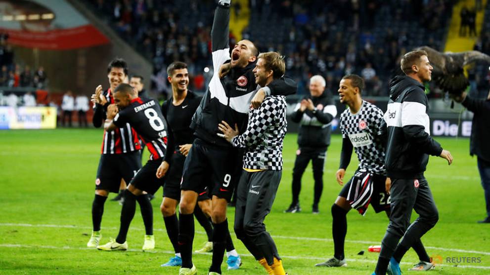 Football Frankfurt Demolish 10 Man Bayern 5 1 Gladbach Stay Top Cna