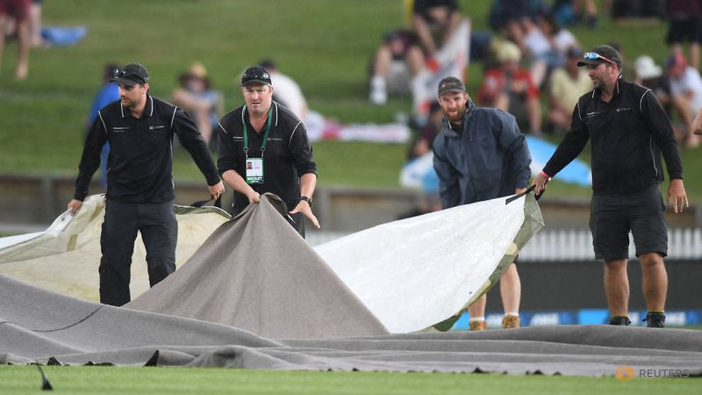 Rain ends first day of second New Zealand-England test ...