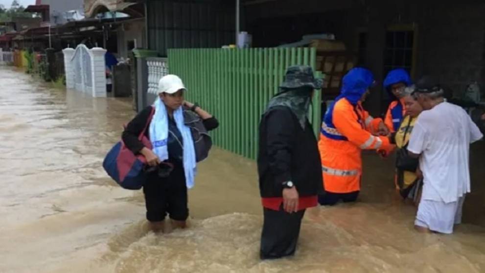 nearly-4-000-people-displaced-after-floods-in-johor.jpg
