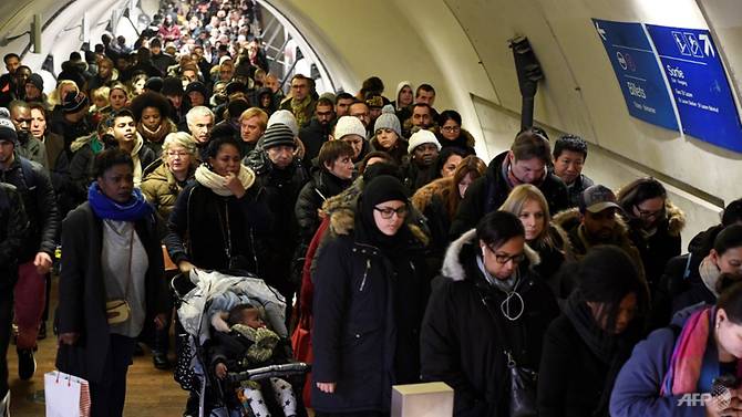 france-transport-strike-commuter-crowd--4-.jpg