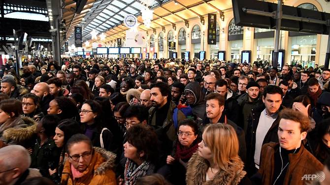 france-transport-strike-commuter-crowd--5-.jpg