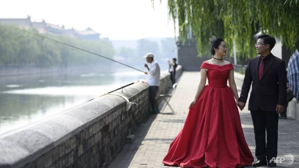 China urges no weddings, short funerals to contain Wuhan coronavirus