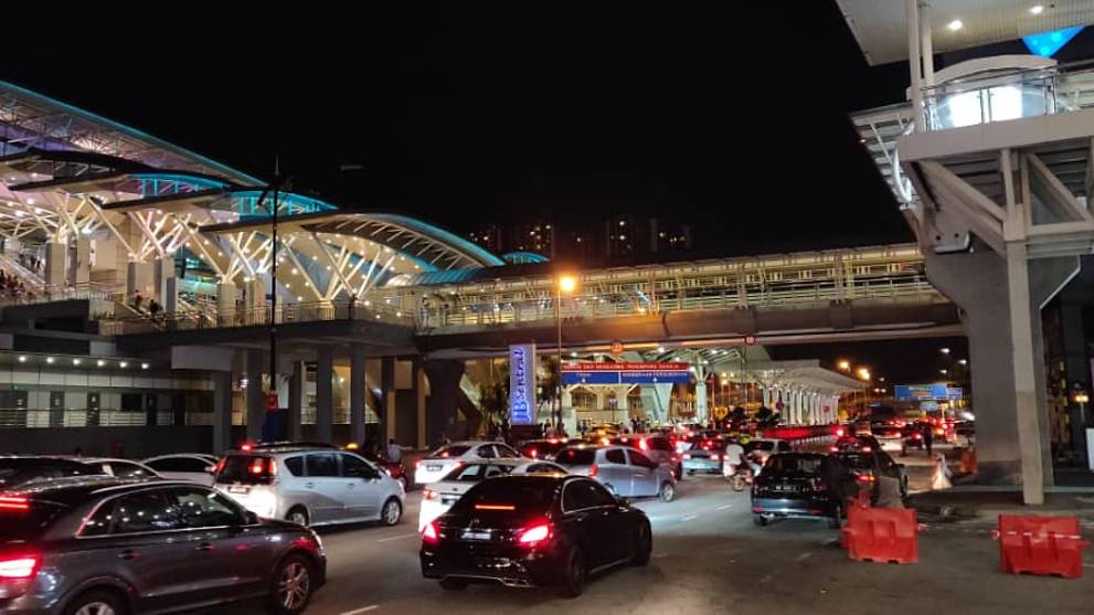 Congestion at JB checkpoint, shortage of taxis to ...