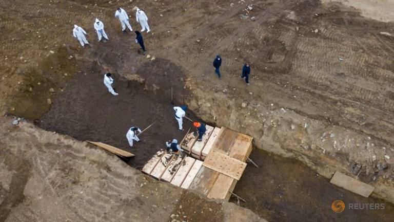drone-pictures-show-bodies-being-buried-on-new-york-s-hart-island-amid-the-coronavirus-disease--covid-19--outbreak-in-new-york-city-3.jpg
