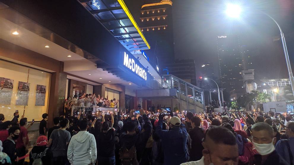 Crowd Gathers To Bid Farewell To Indonesia S First Mcdonald S Outlet In Jakarta Cna