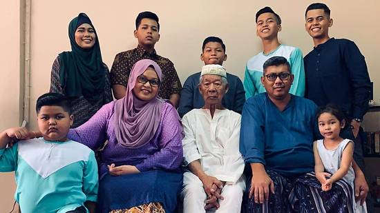 Sharifah Radiah Ameer (baju ungu) bersama ayahnya, suami (baju biru) dan anak-anaknya di Hari Raya Tahun 2019.
