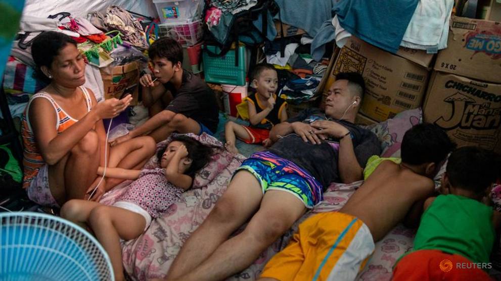 In Philippine slums, heat, hunger take a toll under lockdown