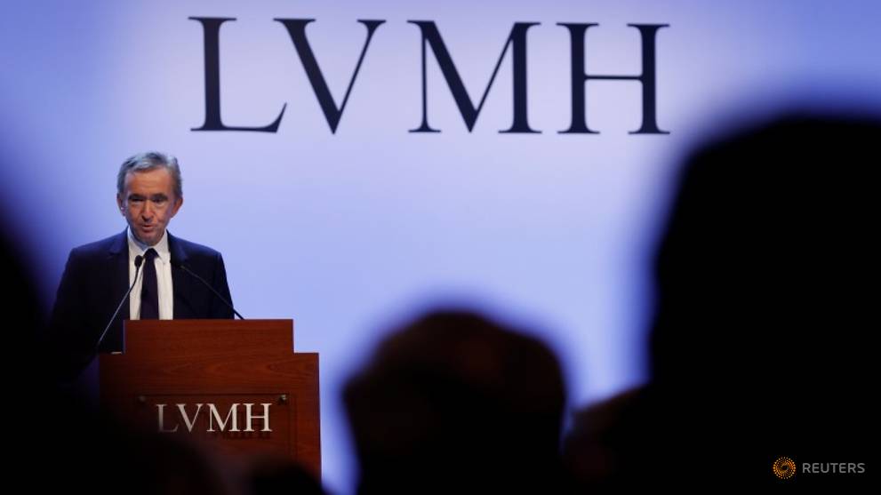 LVMH&#39;s Arnault mulls ways to renegotiate deal with Tiffany -sources - CNA