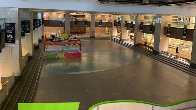 takashimaya-s-atrium-was-empty-.jpg