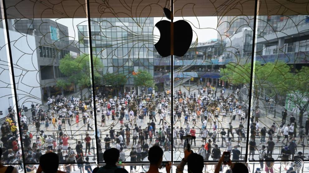 Commentary Retail Isn T Dead Look At Snaking Queues Outside Apple Stores Cna