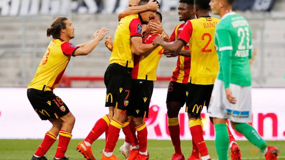 Lens beat nine-man Saint Etienne 2-0 to go second in Ligue ...