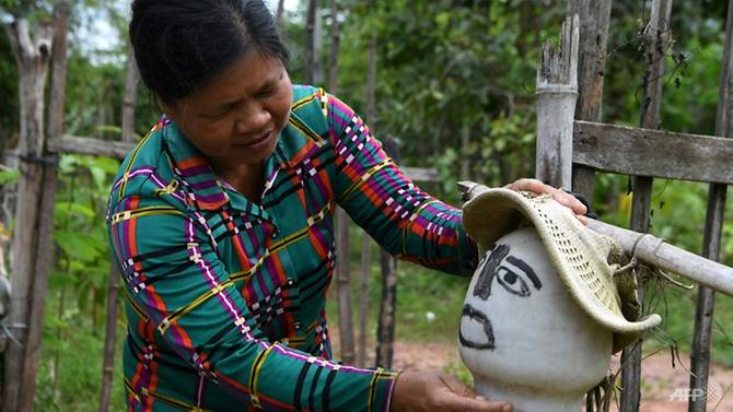Cara unik petani Kamboja yang membuat orang-orangan sawah tradisional 'Ting Mong', dengan harapan dapat menangkal virus corona.