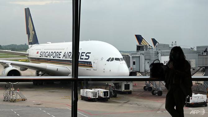 [Obrázky: a-singapore-airlines-airbus-a380-plane-i...tarmac.jpg]