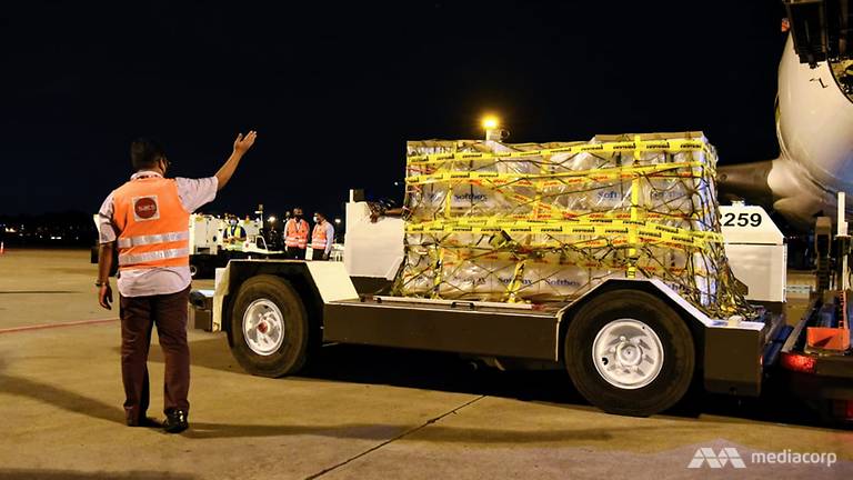 Vaksin Covid-19 Pfizer paket pertama sudah sampai di Singapura