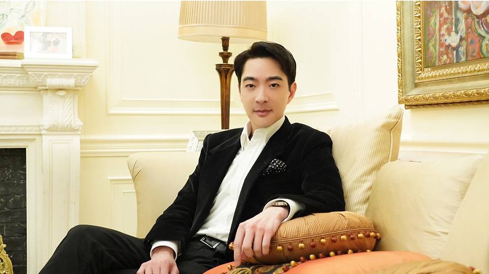 Meet Calvin Lo one of Hong Kong’s most secretive billionaires CNA