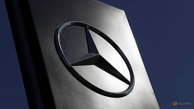 [Obrázky: a-logo-of-mercedes-benz-is-seen-outside-...sels-1.jpg]
