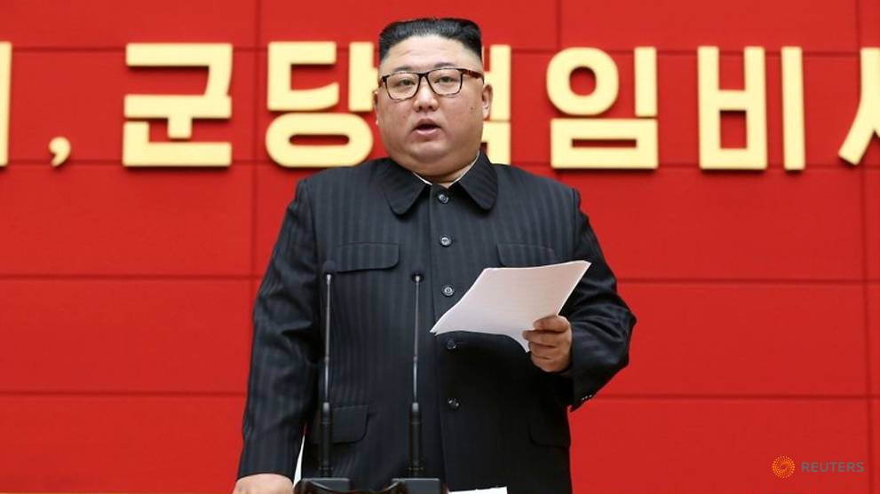 북한에서 김 씨는 새로운 경제 전략을 실행하는 데있어시와 현 지도자의 역할을 강조합니다.