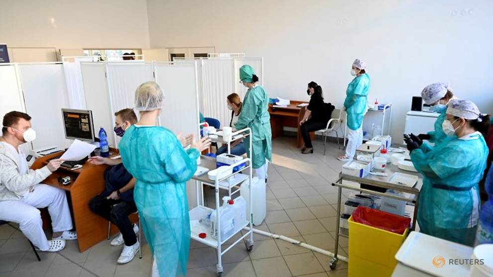 Slovensko prepravuje svojich prvých pacientov COVID-19 do zahraničia na pomoc nemocniciam