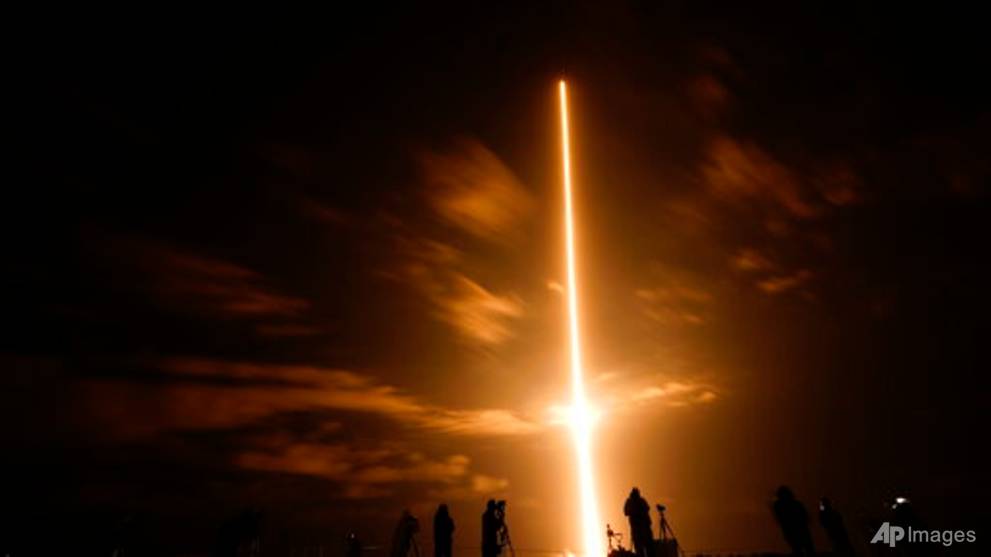 SpaceX Rocketship 4 lancia gli astronauti nella stazione spaziale durante la missione della NASA