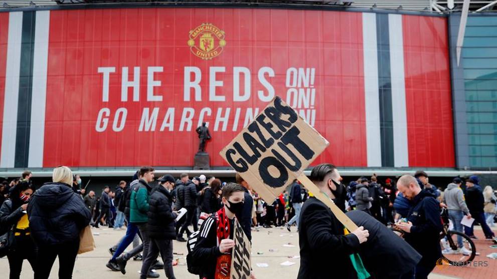 Football Manchester United Liverpool Match Postponed After Fans Storm Pitch Cna