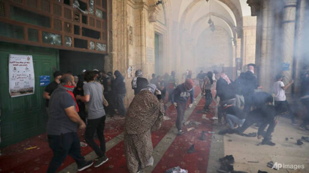Hamas fires rockets at Israel amid al-Aqsa mosque clashes ...