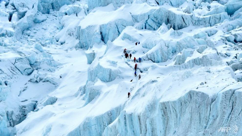 2 foreign climbers die on Everest - Vimarsana News