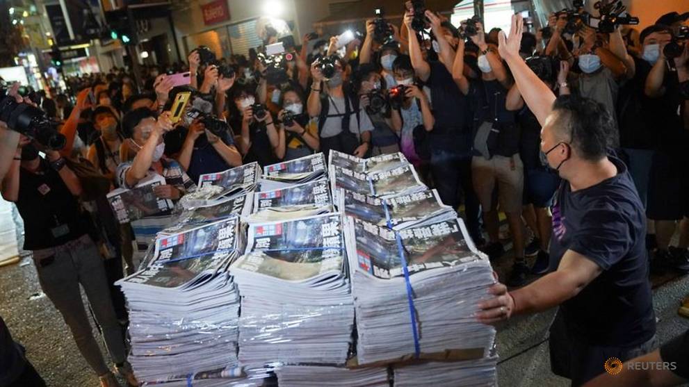 Hong Kongers snap up final edition of Apple Daily ...